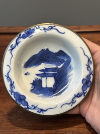 Een Chinese blauw-witte theepot met landschapsdecor en een schotel met kostbaarheden, 19e eeuw