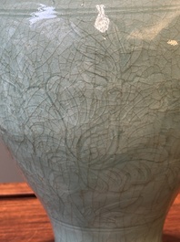 Vase de forme balustre en porcelaine de Chine c&eacute;ladon de Longquan &agrave; d&eacute;cor incis&eacute;, Ming