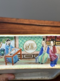Een paar 'CSM' gemonogrammeerde Chinese famille rose dekselterrines, Jiaqing