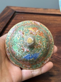 Een Chinese Canton famille rose kom en een flesvormige dekselvaas, 19e eeuw