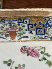 Een paar 'CSM' gemonogrammeerde Chinese famille rose dekselterrines, Jiaqing