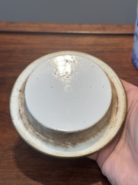 Een Chinese blauw-witte theepot met landschapsdecor en een schotel met kostbaarheden, 19e eeuw