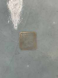 Een vierkante Chinese monochrome celadon geglazuurde kom met verguld drakendecor, Daoguang merk en periode