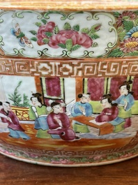 Een Chinese Canton famille rose kom en een flesvormige dekselvaas, 19e eeuw