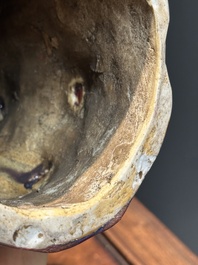 Paire de mod&egrave;les de paons en porcelaine de Chine &agrave; &eacute;mail flamb&eacute; sur socles en bois, 19&egrave;me