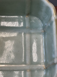 Een vierkante Chinese monochrome celadon geglazuurde kom met verguld drakendecor, Daoguang merk en periode