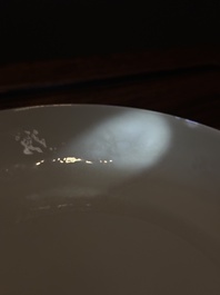 Assiette en porcelaine de Chine en blanc monochrome &agrave; d&eacute;cor de dragon incis&eacute;, 18&egrave;me
