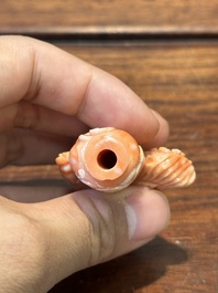 Zeven gevarieerde Chinese snuifflessen in edelsteen, bloedkoraal, glas en barnsteen, 19e eeuw