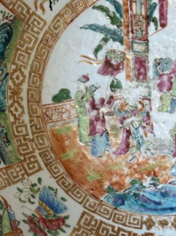 Een Chinese Canton famille rose kom en een flesvormige dekselvaas, 19e eeuw
