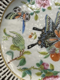 Drie ovale opengewerkte Chinese Canton famille rose schotels met bloemen, vlinders en waterdieren, 19e eeuw