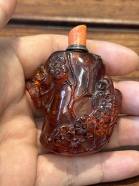 Zeven gevarieerde Chinese snuifflessen in edelsteen, bloedkoraal, glas en barnsteen, 19e eeuw