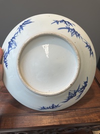 Een Chinese blauw-witte theepot met landschapsdecor en een schotel met kostbaarheden, 19e eeuw