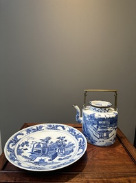 Een Chinese blauw-witte theepot met landschapsdecor en een schotel met kostbaarheden, 19e eeuw