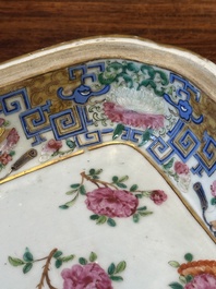 Een paar 'CSM' gemonogrammeerde Chinese famille rose dekselterrines, Jiaqing