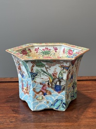 Een zeer fijne zeshoekige Chinese Canton famille rose jardini&egrave;re, 19e eeuw