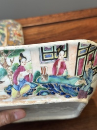 Een paar 'CSM' gemonogrammeerde Chinese famille rose dekselterrines, Jiaqing