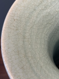 Vase de forme balustre en porcelaine de Chine c&eacute;ladon de Longquan &agrave; d&eacute;cor incis&eacute;, Ming