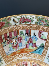 Een Chinese Canton famille rose kom en een flesvormige dekselvaas, 19e eeuw