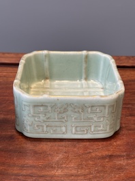 Een vierkante Chinese monochrome celadon geglazuurde kom met verguld drakendecor, Daoguang merk en periode