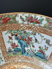 Een Chinese Canton famille rose kom en een flesvormige dekselvaas, 19e eeuw