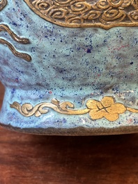 Vase de forme 'hu' en porcelaine de Chine aux &eacute;maux imitant le bronze et 'robin's egg', marque de Qianlong, 19&egrave;me