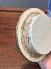 Een Chinese blauw-witte theepot met landschapsdecor en een schotel met kostbaarheden, 19e eeuw