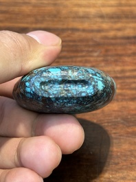 Zeven gevarieerde Chinese snuifflessen in edelsteen, bloedkoraal, glas en barnsteen, 19e eeuw
