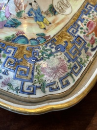 Een paar 'CSM' gemonogrammeerde Chinese famille rose dekselterrines, Jiaqing