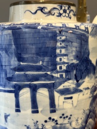 Een Chinese blauw-witte theepot met landschapsdecor en een schotel met kostbaarheden, 19e eeuw