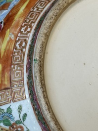 Een Chinese Canton famille rose kom en een flesvormige dekselvaas, 19e eeuw