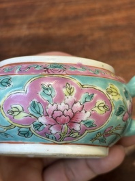 Een Chinese famille rose theepot voor de Straits of Peranakan markt, 19e eeuw