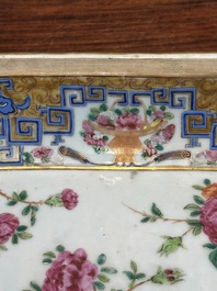 Een paar 'CSM' gemonogrammeerde Chinese famille rose dekselterrines, Jiaqing