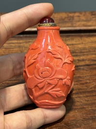 Zeven gevarieerde Chinese snuifflessen in edelsteen, bloedkoraal, glas en barnsteen, 19e eeuw
