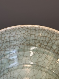 Vase de forme balustre en porcelaine de Chine c&eacute;ladon de Longquan &agrave; d&eacute;cor incis&eacute;, Ming