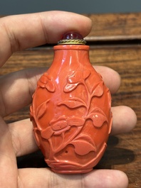 Zeven gevarieerde Chinese snuifflessen in edelsteen, bloedkoraal, glas en barnsteen, 19e eeuw