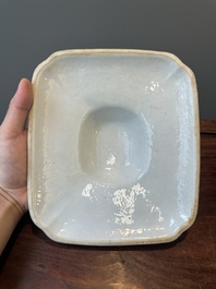 Een paar 'CSM' gemonogrammeerde Chinese famille rose dekselterrines, Jiaqing