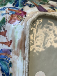 Een paar 'CSM' gemonogrammeerde Chinese famille rose dekselterrines, Jiaqing
