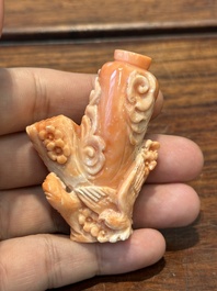 Zeven gevarieerde Chinese snuifflessen in edelsteen, bloedkoraal, glas en barnsteen, 19e eeuw
