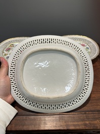 Drie ovale opengewerkte Chinese Canton famille rose schotels met bloemen, vlinders en waterdieren, 19e eeuw