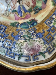 Een paar 'CSM' gemonogrammeerde Chinese famille rose dekselterrines, Jiaqing