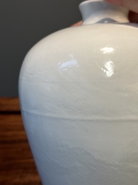 Een Chinese monochrome wit geglazuurde 'meiping' vaas met anhua drakendecor, 19e eeuw