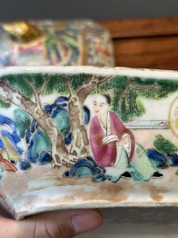 Een paar 'CSM' gemonogrammeerde Chinese famille rose dekselterrines, Jiaqing