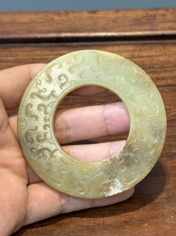Een Chinese celadon en roodbruine jade 'bi' schijf, wellicht Han