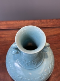 Een Chinese monochrome turquoise geglazuurde vaas met ruyi handgrepen, Qianlong merk, 19/20e eeuw