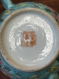 Een Chinese famille rose theepot voor de Straits of Peranakan markt, 19e eeuw