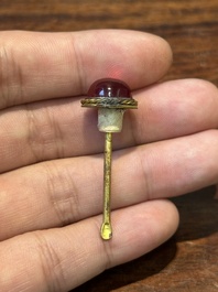 Zeven gevarieerde Chinese snuifflessen in edelsteen, bloedkoraal, glas en barnsteen, 19e eeuw