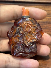 Zeven gevarieerde Chinese snuifflessen in edelsteen, bloedkoraal, glas en barnsteen, 19e eeuw