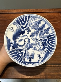 Een paar zeldzame Chinese blauw-witte offertazza's met 'visser, houthakker, boer en geleerde 漁樵耕讀圖' decor, Zhu Jiang Ruo Ji 珠江若記 merk, 19e eeuw