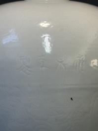 Een Chinese monochrome wit geglazuurde 'meiping' vaas met anhua drakendecor, 19e eeuw