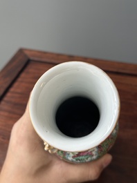 Een Chinees Canton famille rose bassin en een paar vazen met verhalend decor, 19e eeuw